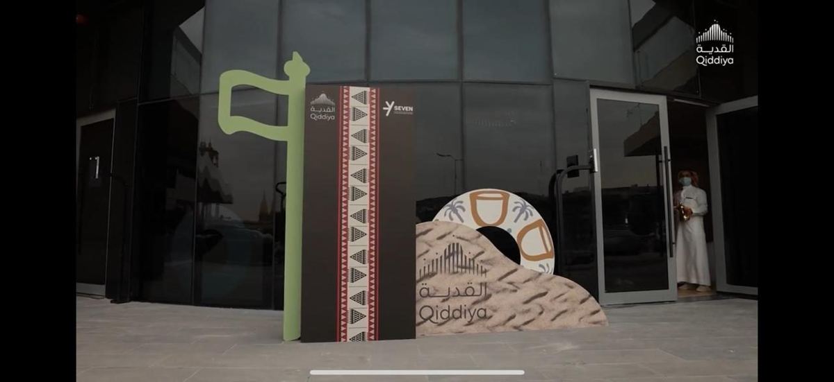 ممر تراثي بديكورات خشبية ليوم التأسيس