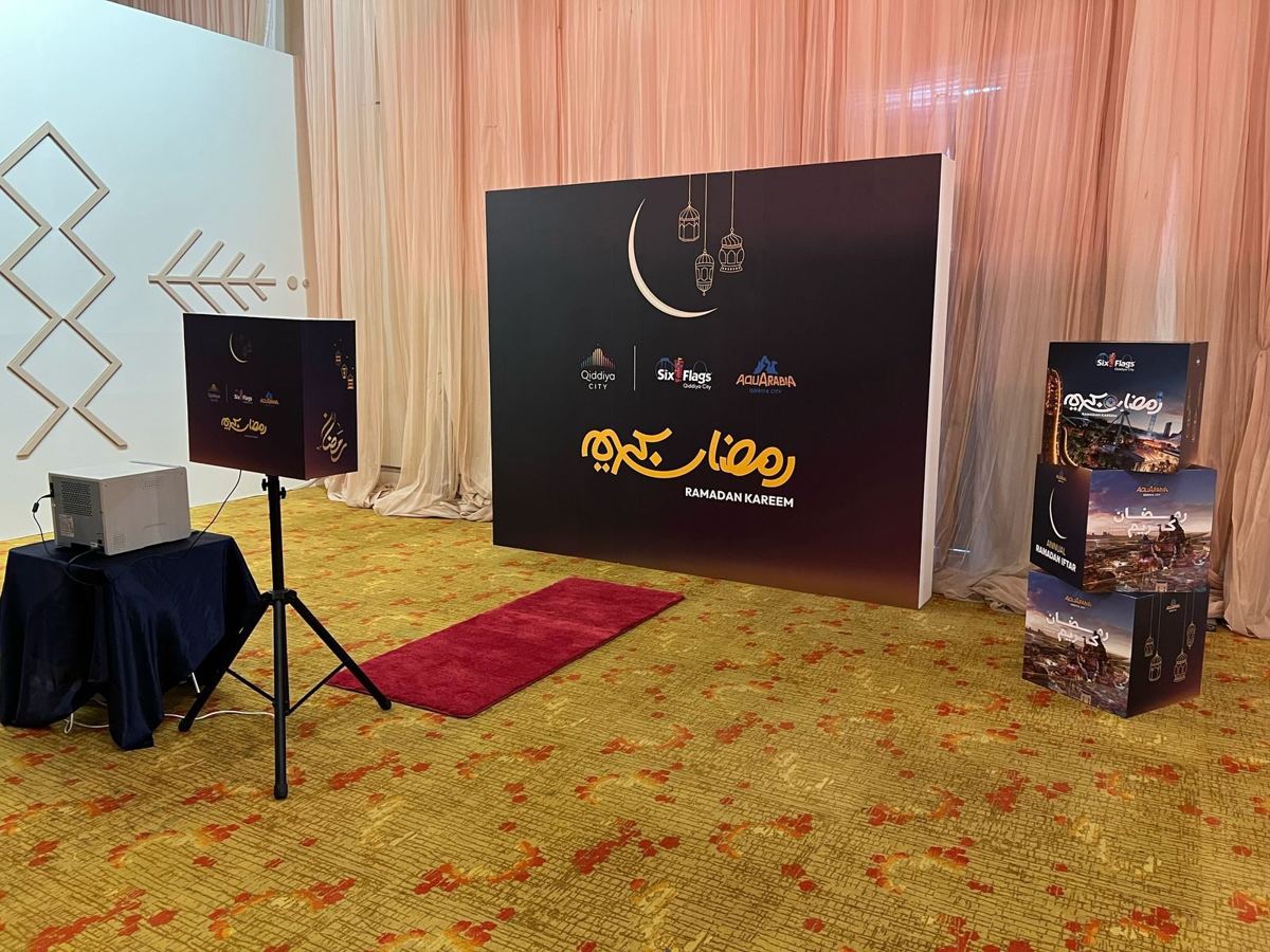 ركن تصوير رمضاني بإضاءة دافئة