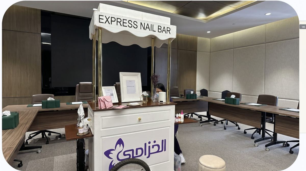 ركن تزيين أظافر لموظفات جهة في يوم المرأة